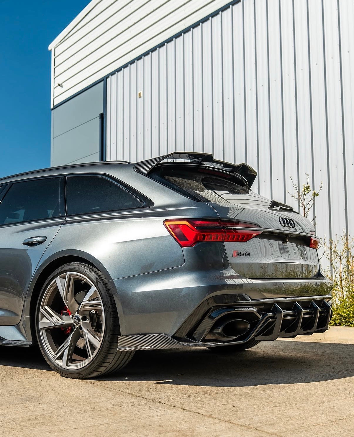 Silberner Audi RS6 C8 Avant mit V1 Heckdiffuser aus Prepreg-Dry-Carbon und ausgeprägten Diffusorfinnen