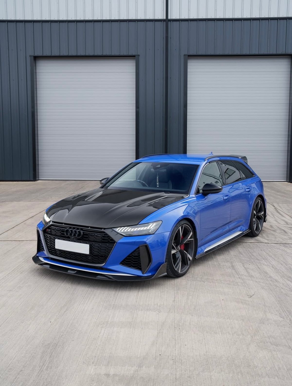 Audi RS6 C8 in Blau mit sportlicher Carbon Grill-Umrandung V1