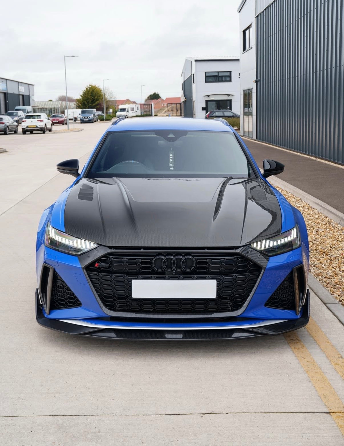 Frontansicht eines blauen Audi RS6 C8 mit V1 Grill-Umrandung aus Carbon
