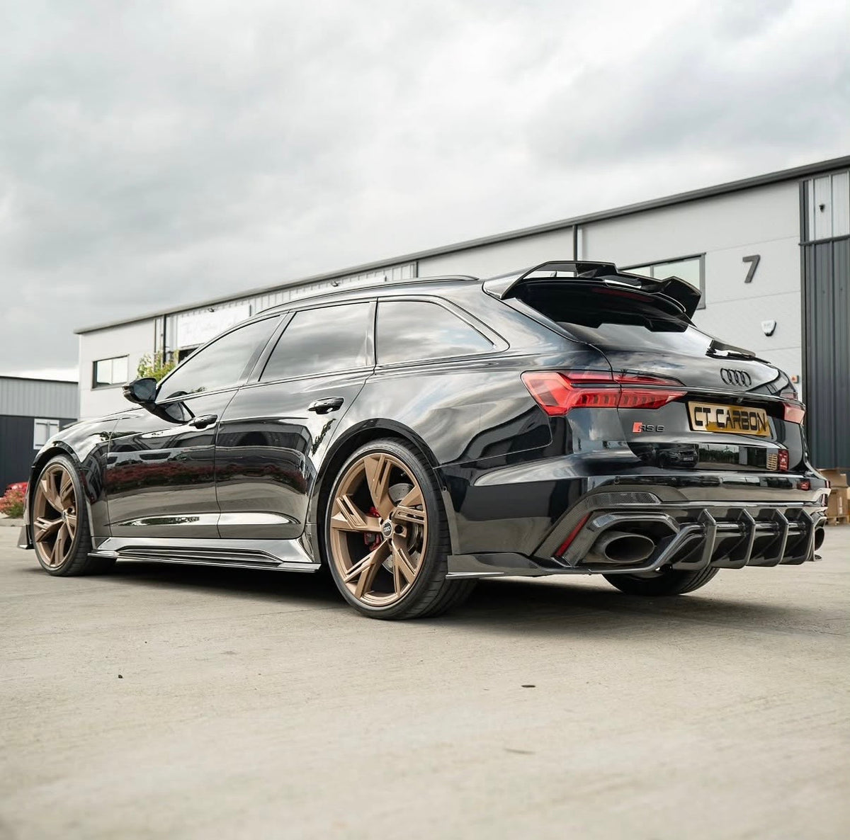 Detailansicht des CPG + V1 Dry-Carbon Heckdiffusers am Audi RS6 C8 mit sportlicher Carbon-Struktur