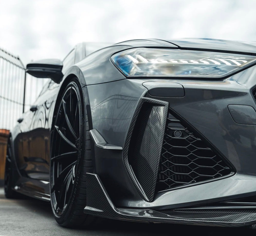 Detailaufnahme der vorderen Stoßstange mit V1 Dry-Carbon-Lufteinsätzen am Audi RS6 C8