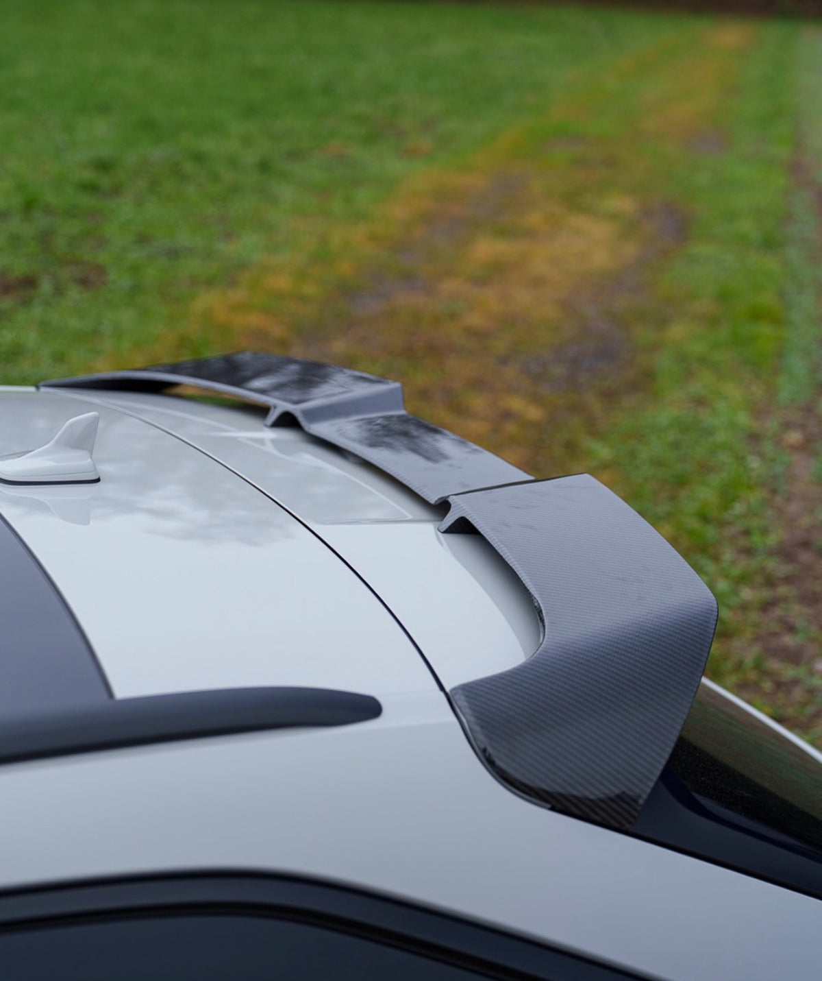 Audi RS6 C8 Avant V1 Carbon Dachspoiler – Detailansicht von oben auf die Dachpartie