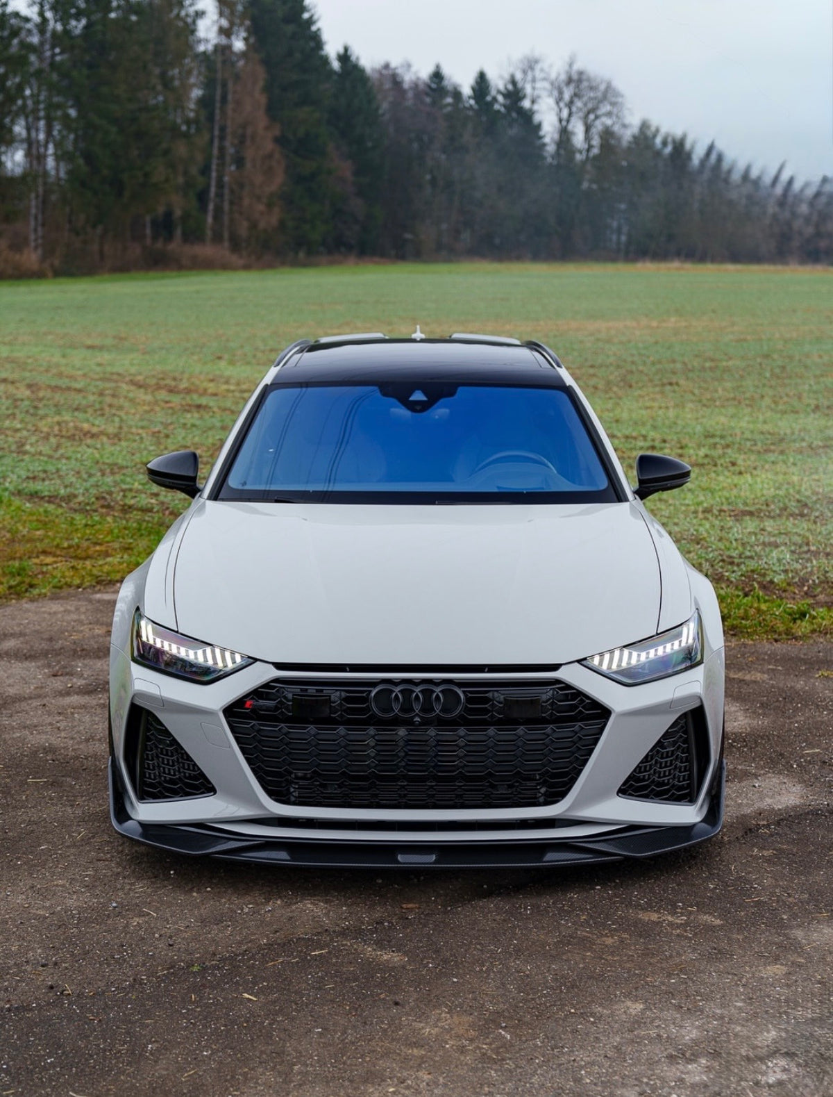 Weißer Audi RS6 C8 mit V1 Carbon Frontlippe und markanter RS-Front