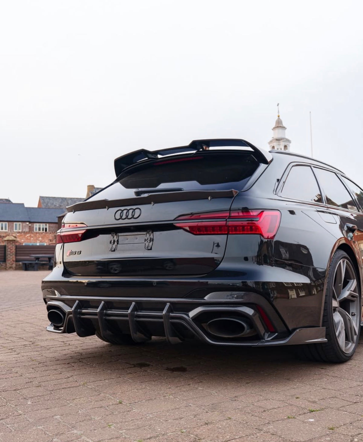 CPG + V1 Carbon Heckdiffuser am Audi RS6 C8 Avant mit markanten Finnen und sportlichem Heckdesign