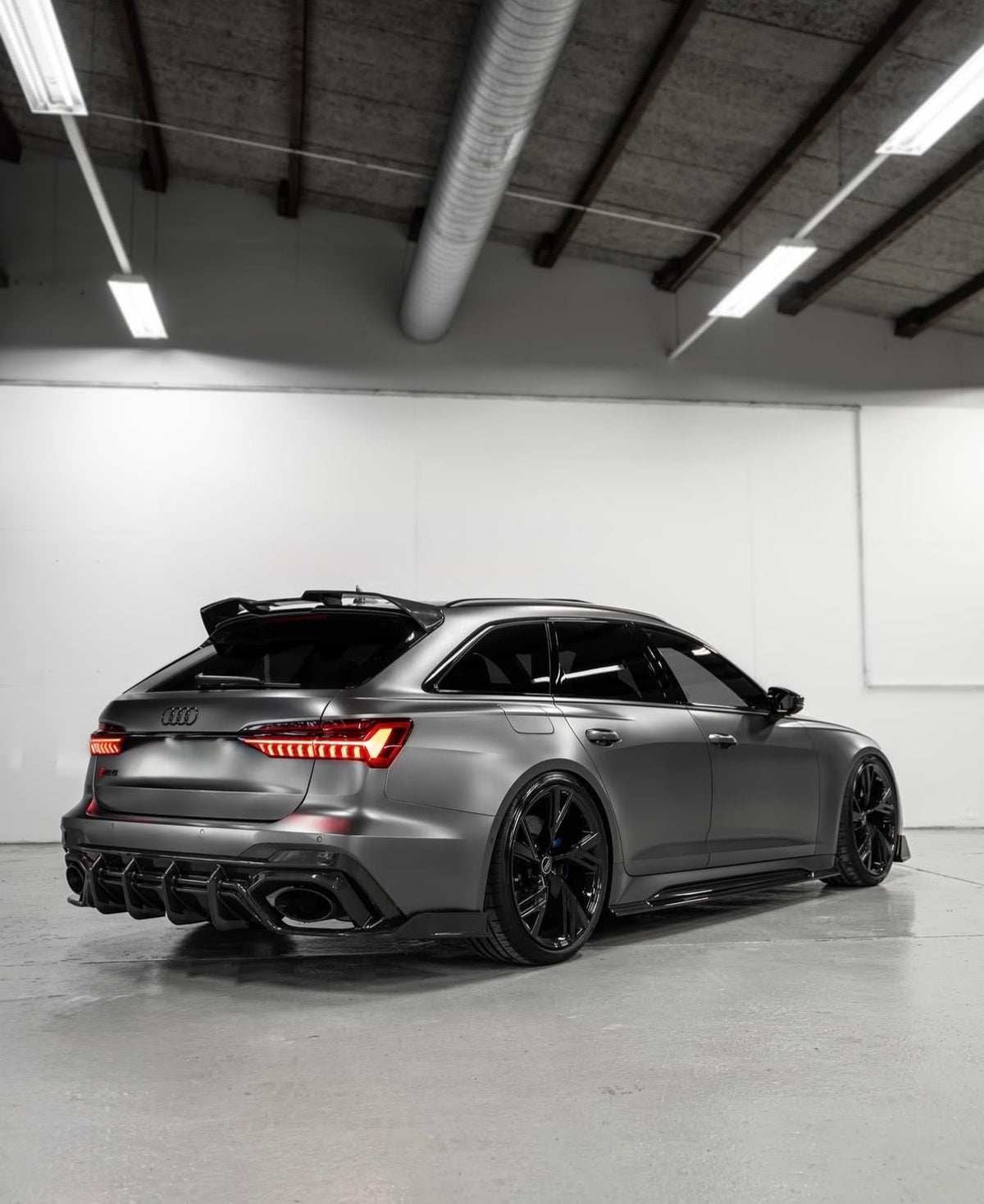 Nahaufnahme des V1 Dry-Carbon Heckdiffusers am Audi RS6 C8 mit markanten vertikalen Finnen