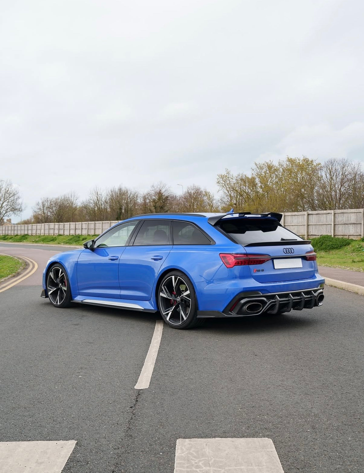 Audi RS6 Avant C8 mit V1 Carbon Kofferraumspoiler – sportliche Heckansicht aus seitlicher Perspektive