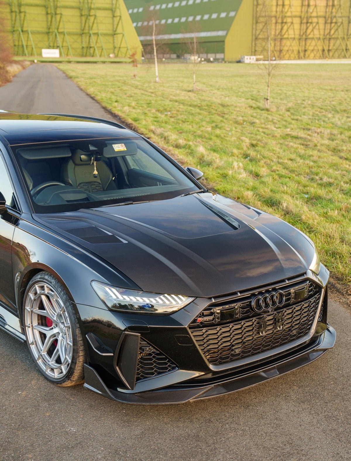 Grauer Audi RS6 C8 mit CPG + V1 Carbon-Lufteinsätzen und markanter Frontpartie