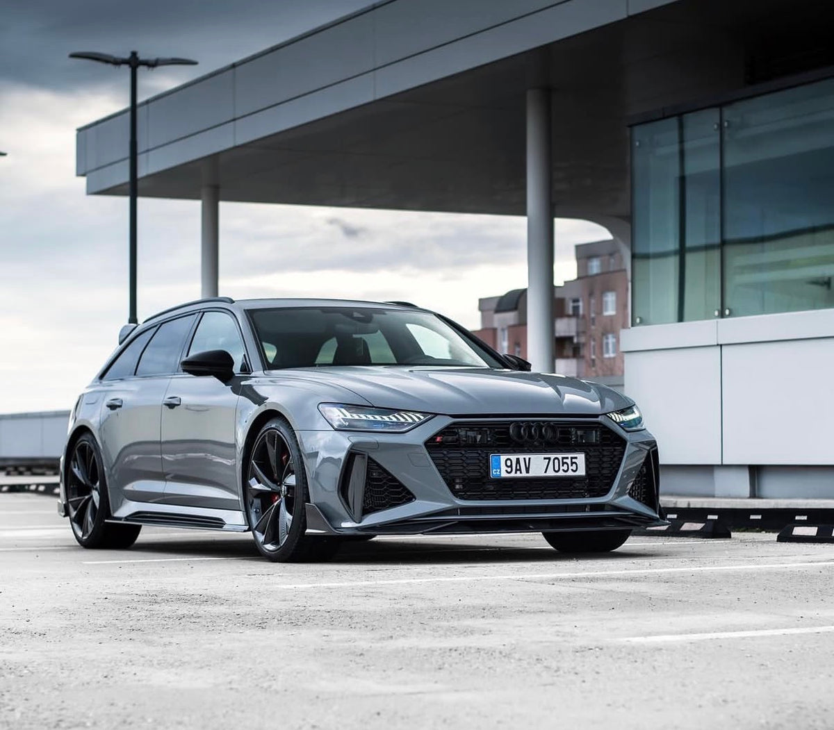 Silberner Audi RS6 C8 mit sportlichen V1 Carbon-Lufteinsätzen in der Frontstoßstange
