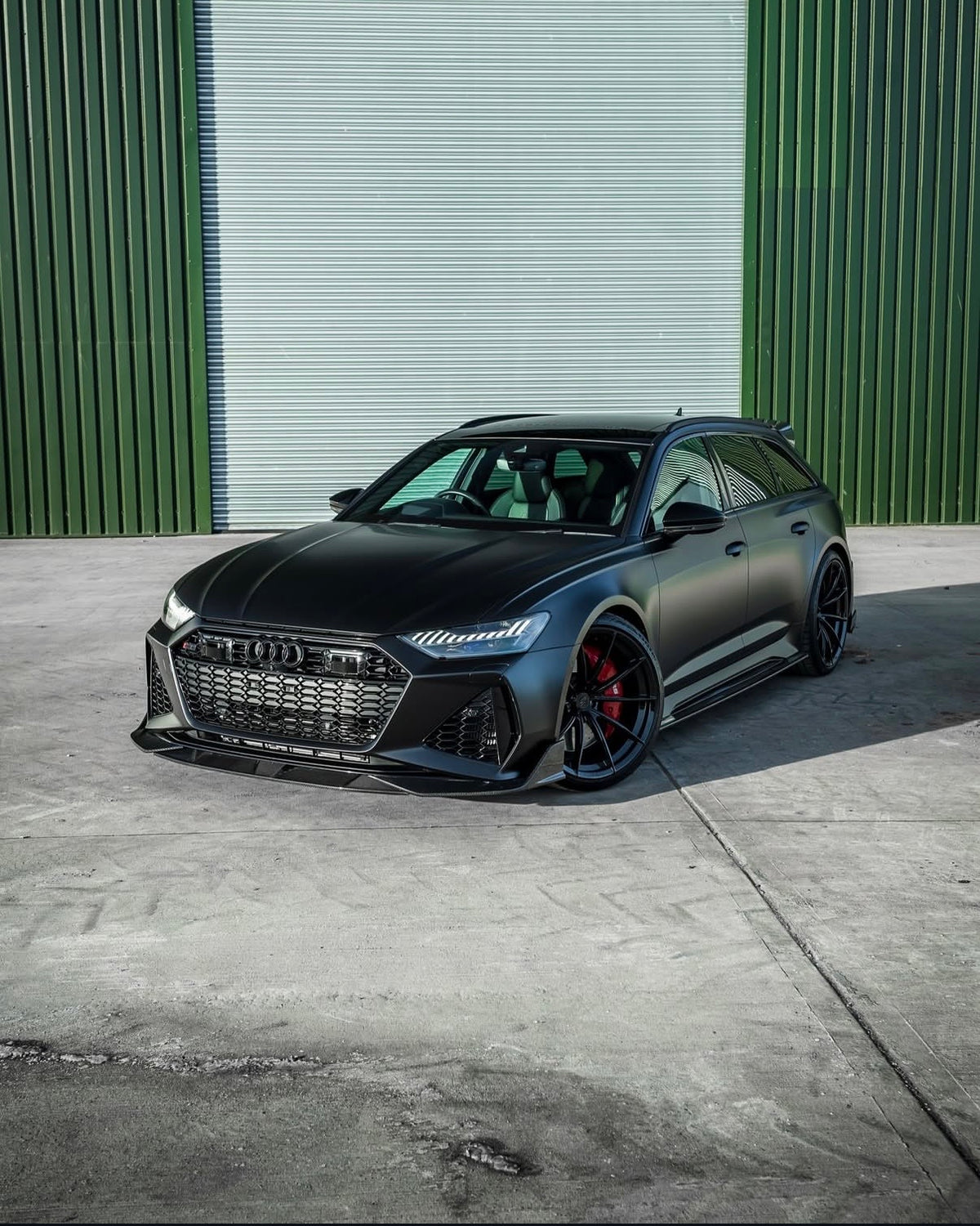 Grauer Audi RS6 C8 Avant mit V1 Dry-Carbon Seitenschwellern und sportlicher Seitenlinie