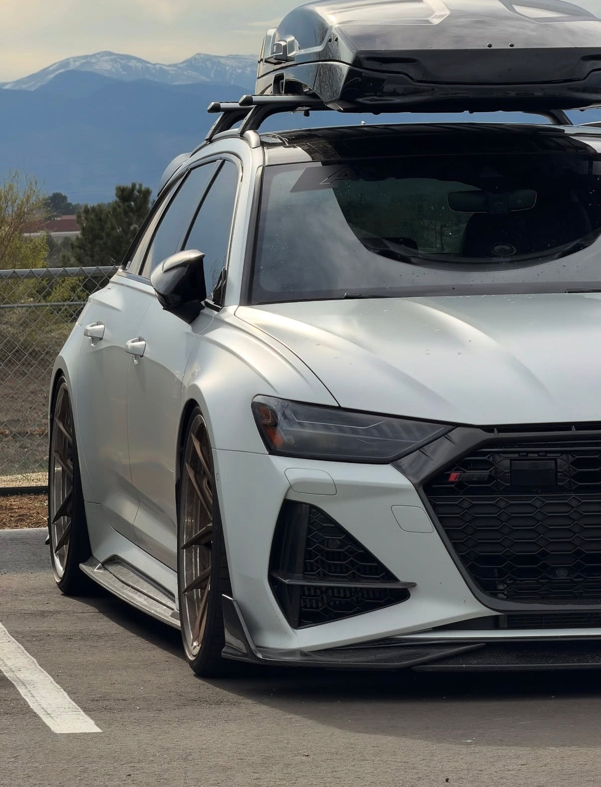 Nahaufnahme der Front eines Audi RS6 C8 mit V5 Stoßstangen-Einsätzen