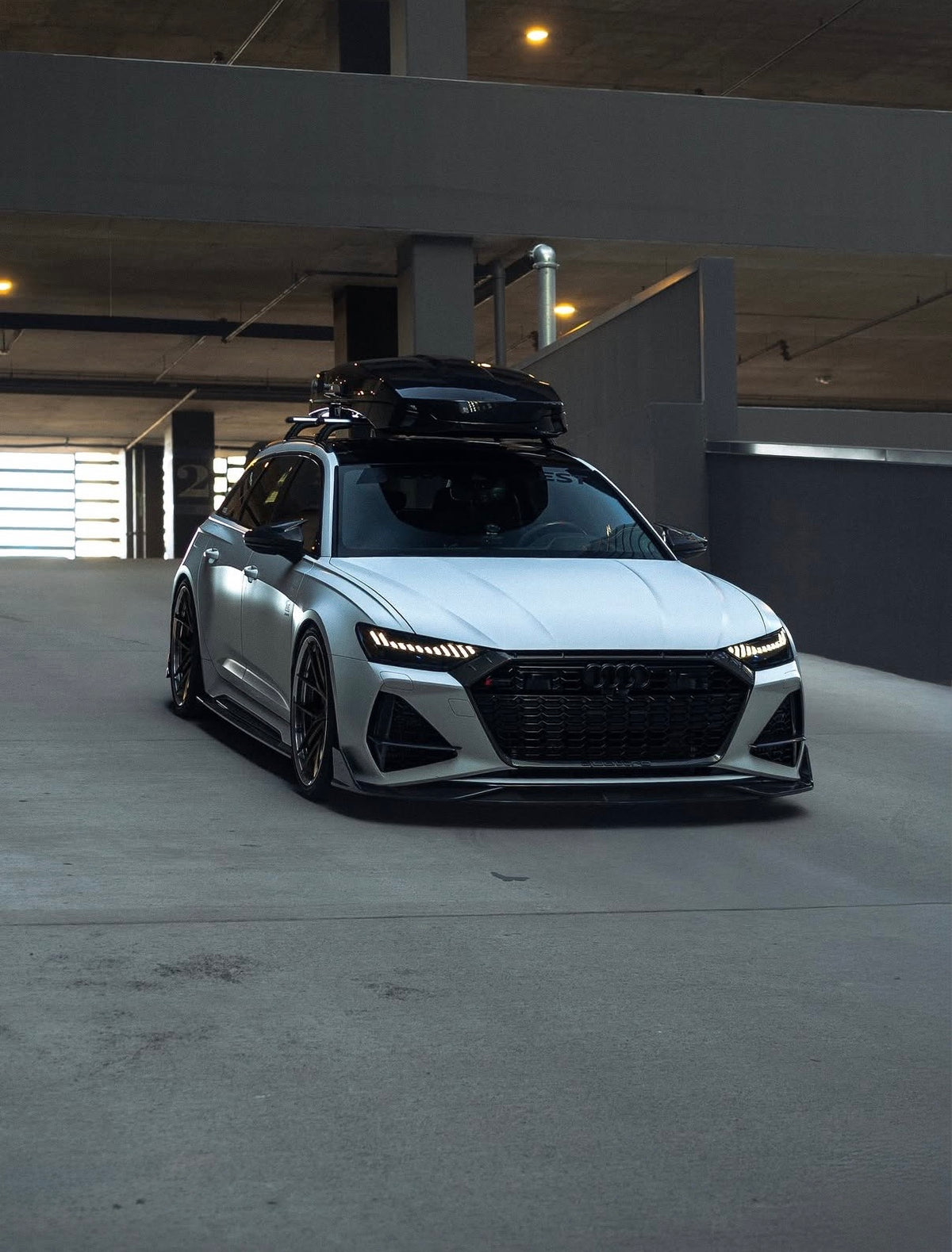 Audi RS6 C8 mit V5 Carbon Stoßstangen-Einsätzen – Frontansicht