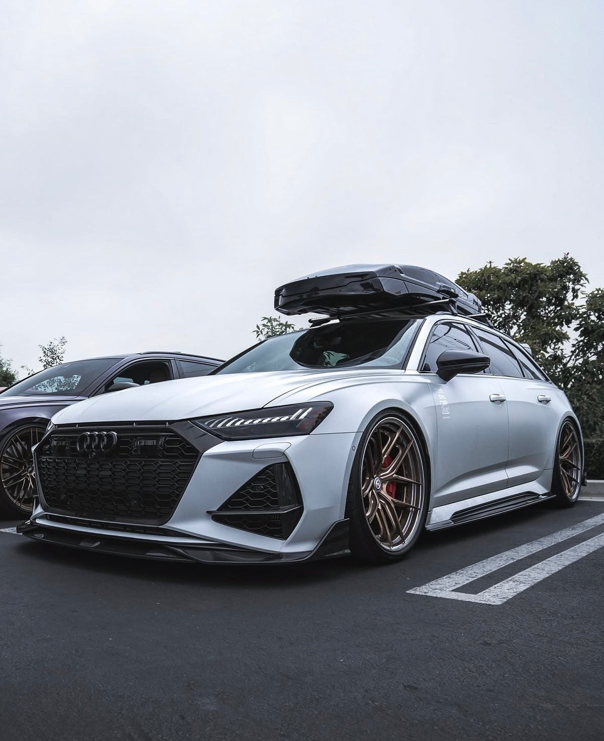 Weiße Audi RS6 C8 Front mit sportlichen V5 Dry-Carbon Stoßstangen-Einsätzen
