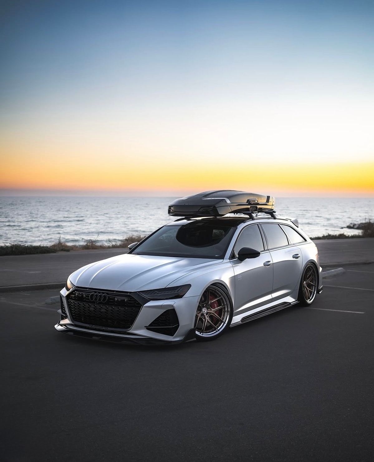 Audi RS6 C8 mit Carbon Stoßstangen-Einsätzen V5 bei Sonnenuntergang