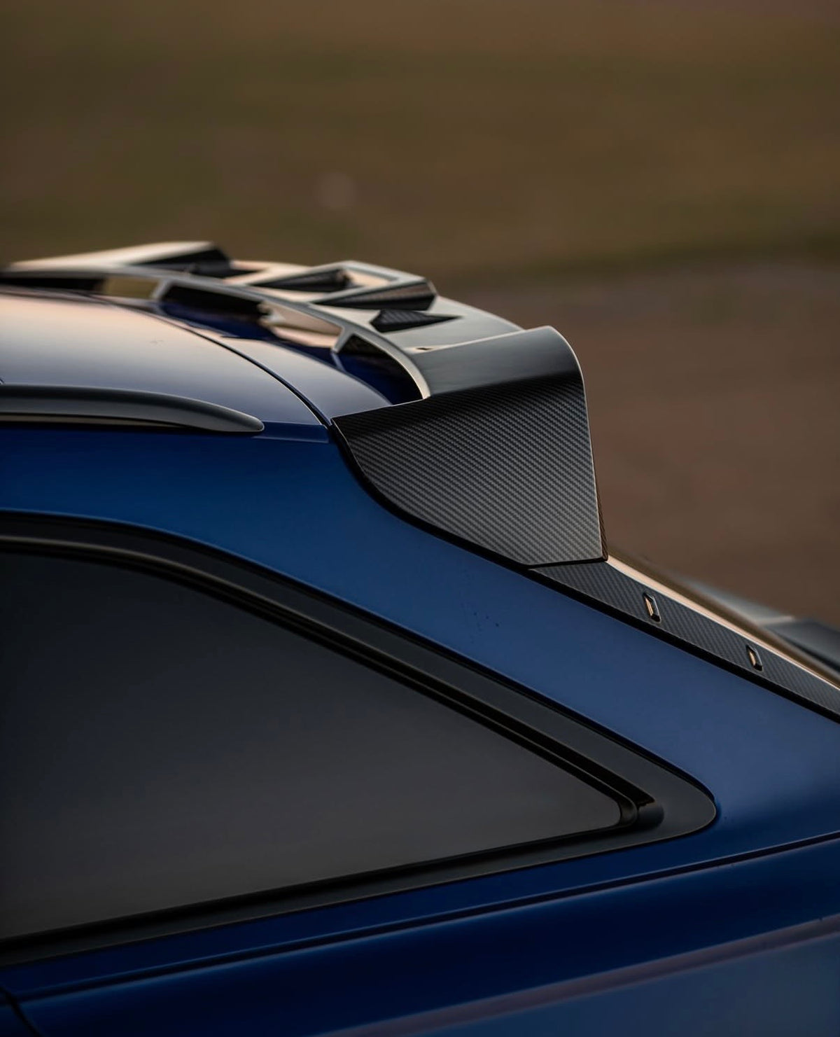 V5 Carbon Dachspoiler am blauen Audi RS6 C8 – Nahaufnahme der Dachkante