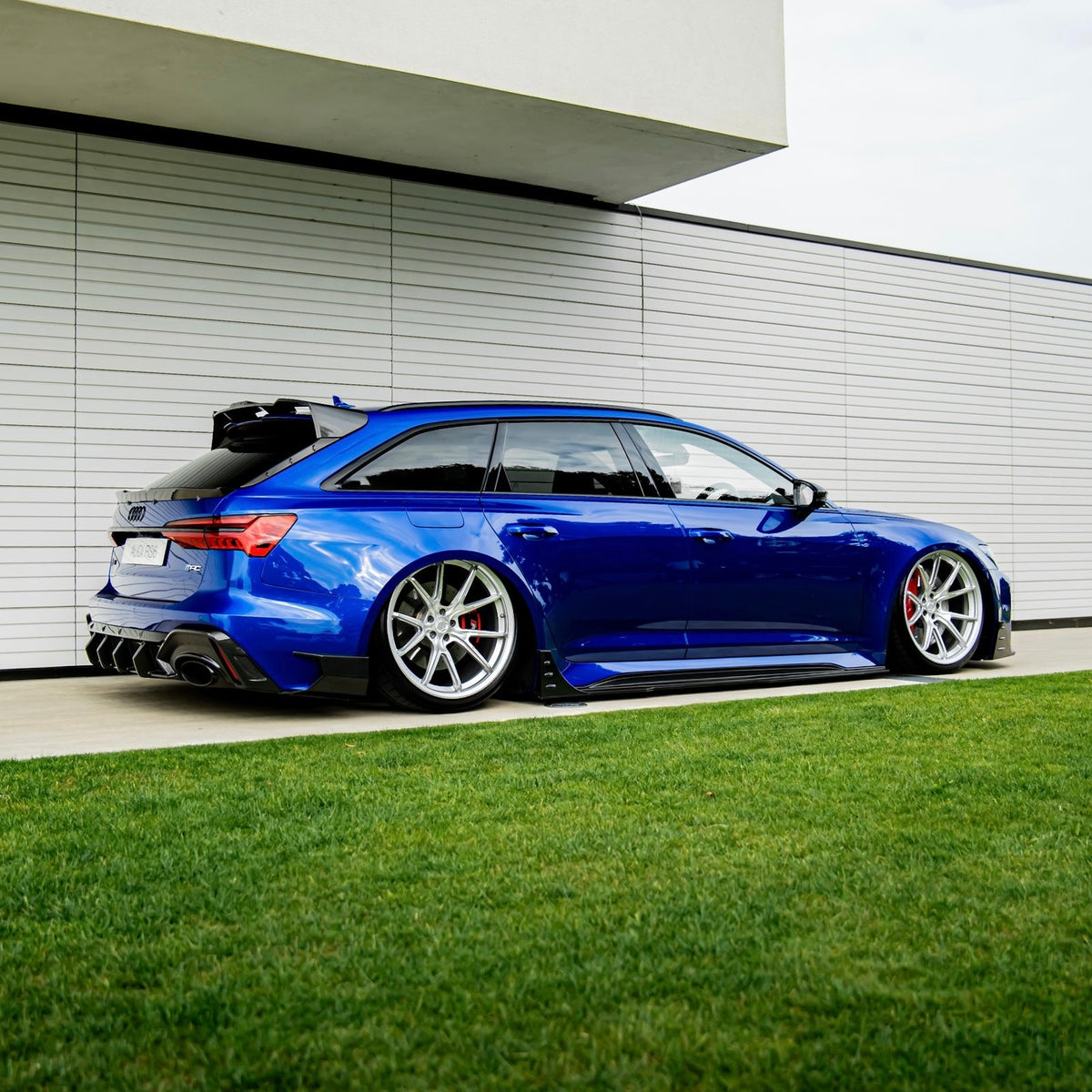 Blauer Audi RS6 C8 Avant mit V5 Dachspoiler aus Carbon – vollständiges Fahrzeugprofil
