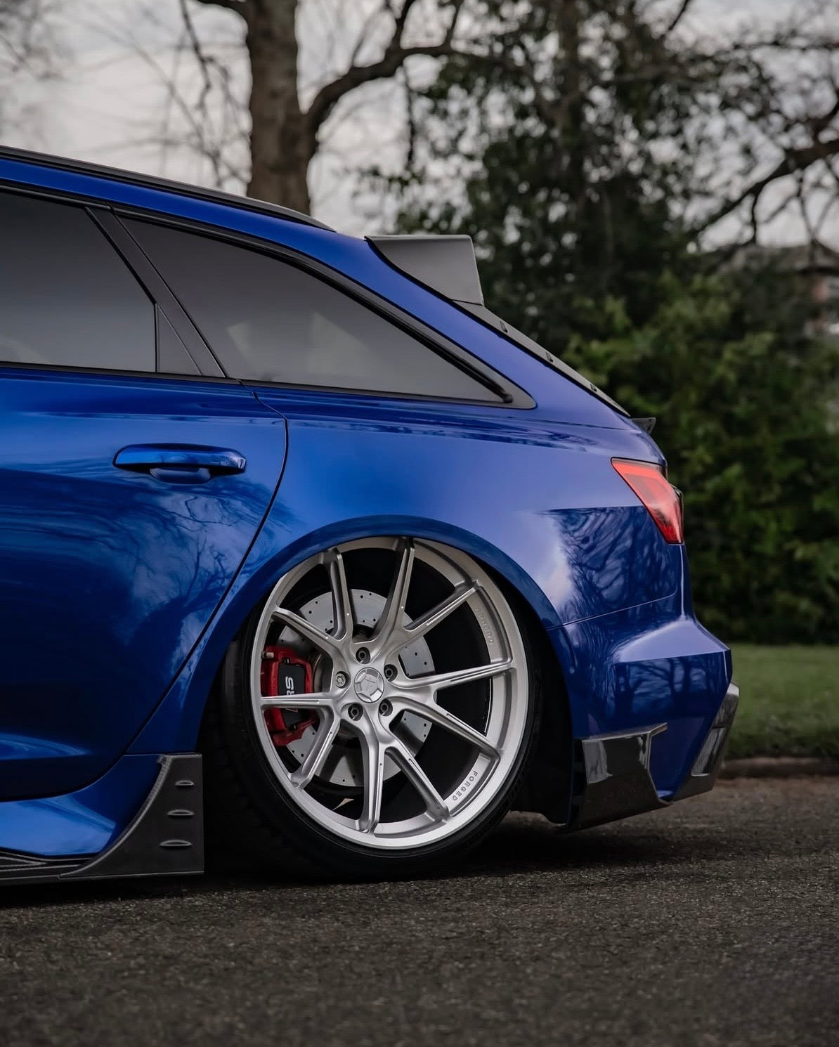Detailansicht des V5 Carbon Dachspoilers an der hinteren Dachkante des Audi RS6 C8