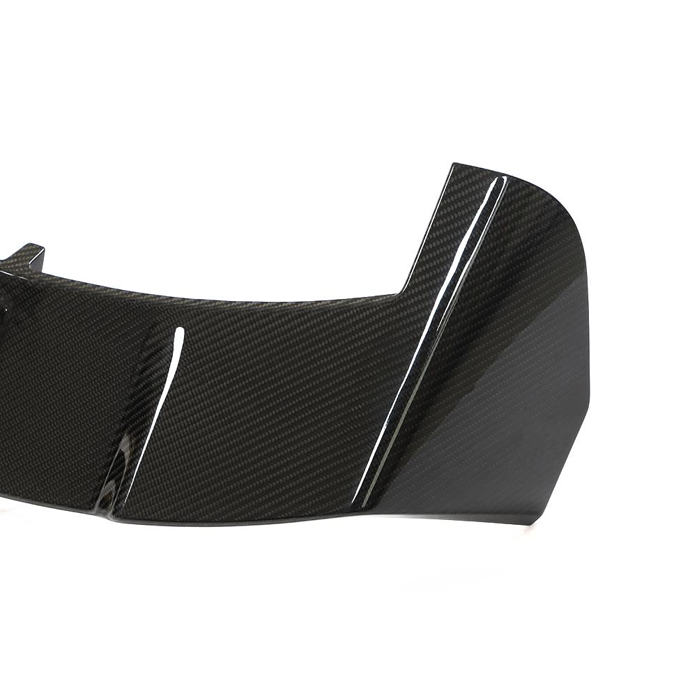 Detailaufnahme des seitlichen Abschlusses am V5 Dry-Carbon Dachspoiler für Audi RS6 C8
