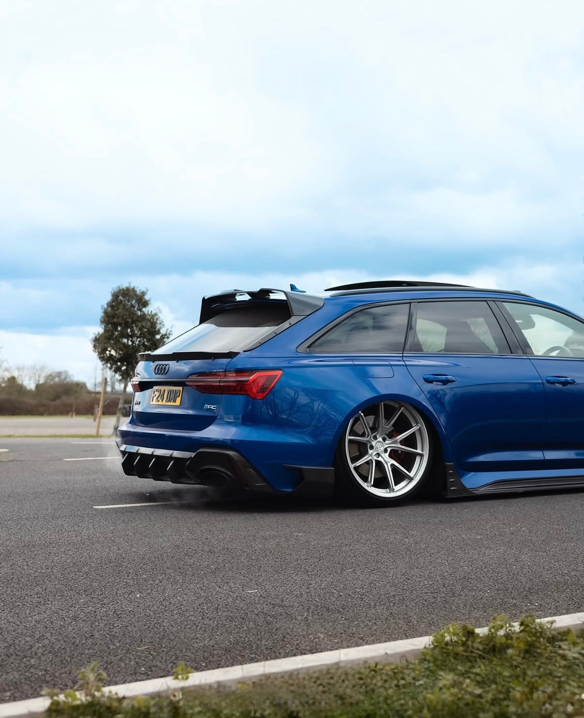 Audi RS6 C8 Avant mit sportlichem V5 Carbon Dachspoiler in der Seitenansicht