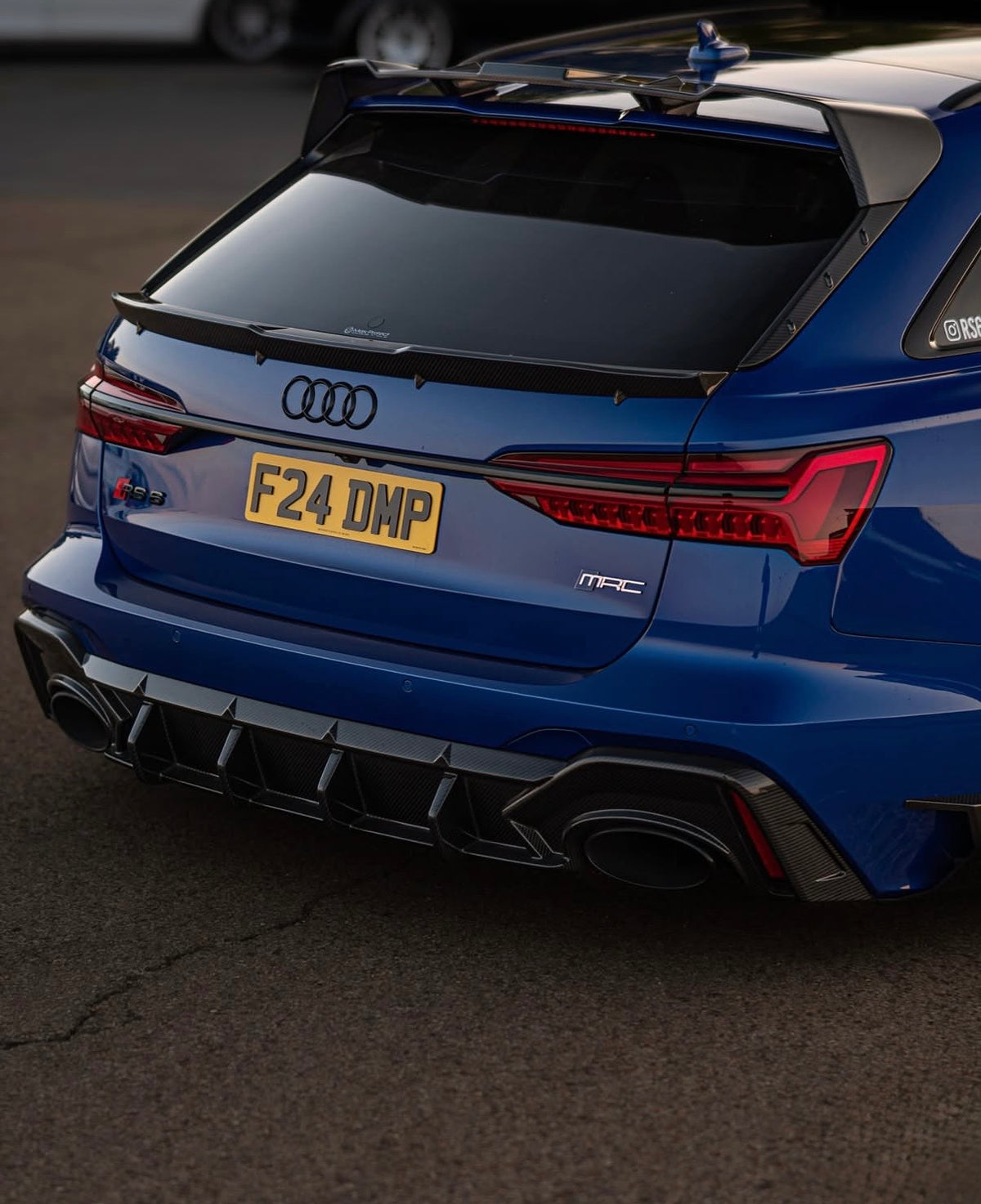 Detailansicht des montierten V5 Heckdiffusers aus Carbon am blauen Audi RS6 C8