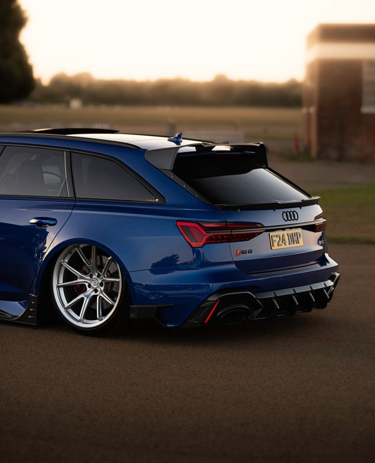 Audi RS6 C8 mit V5 Carbon Heckdiffuser – seitliche Heckansicht bei Abendlicht