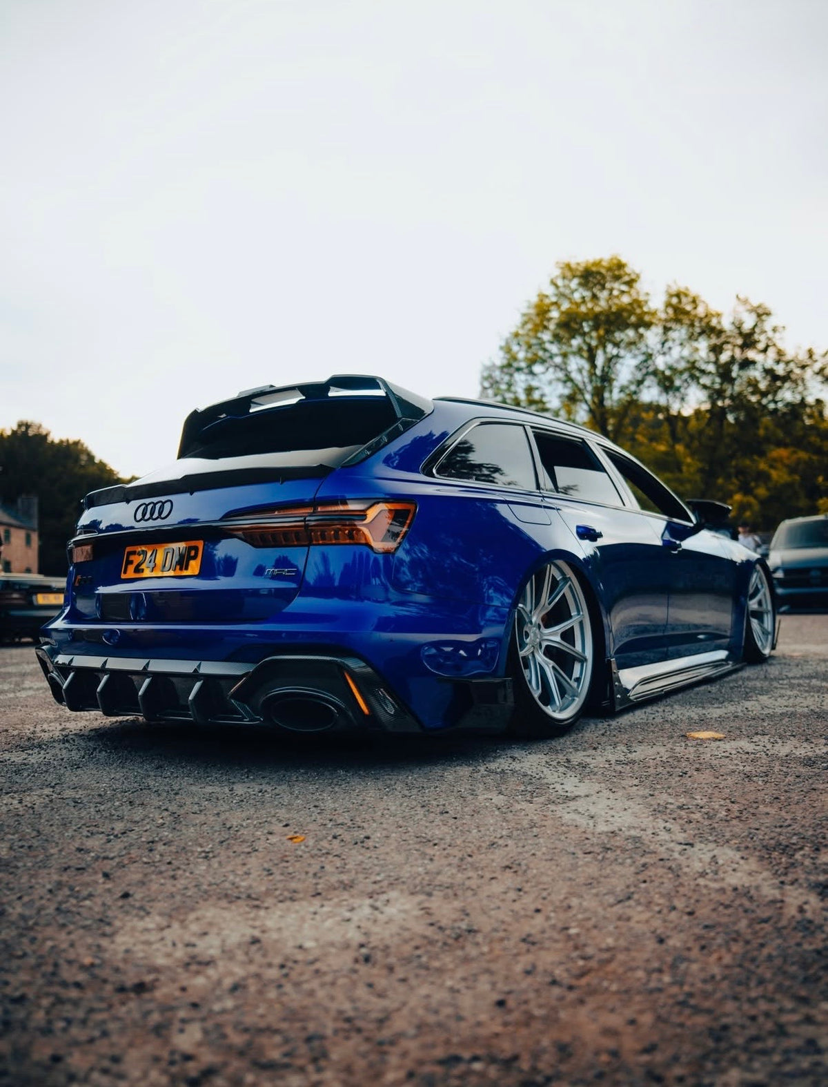 Blauer Audi RS6 C8 Avant mit montiertem V5 Carbon Heckdiffuser aus seitlicher Heckperspektive