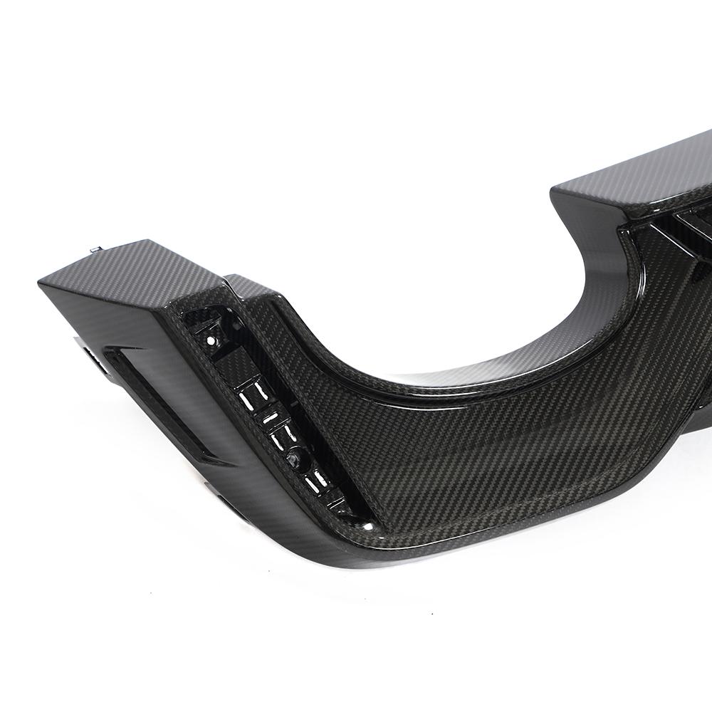 Detailaufnahme eines seitlichen V5 Carbon-Elements für den Audi RS6 C8 Heckdiffuser