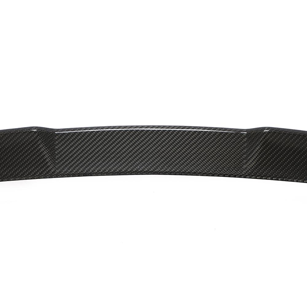 V5 Carbon Kofferraumspoiler am blauen Audi RS6 C8 – Detailansicht der Heckklappe