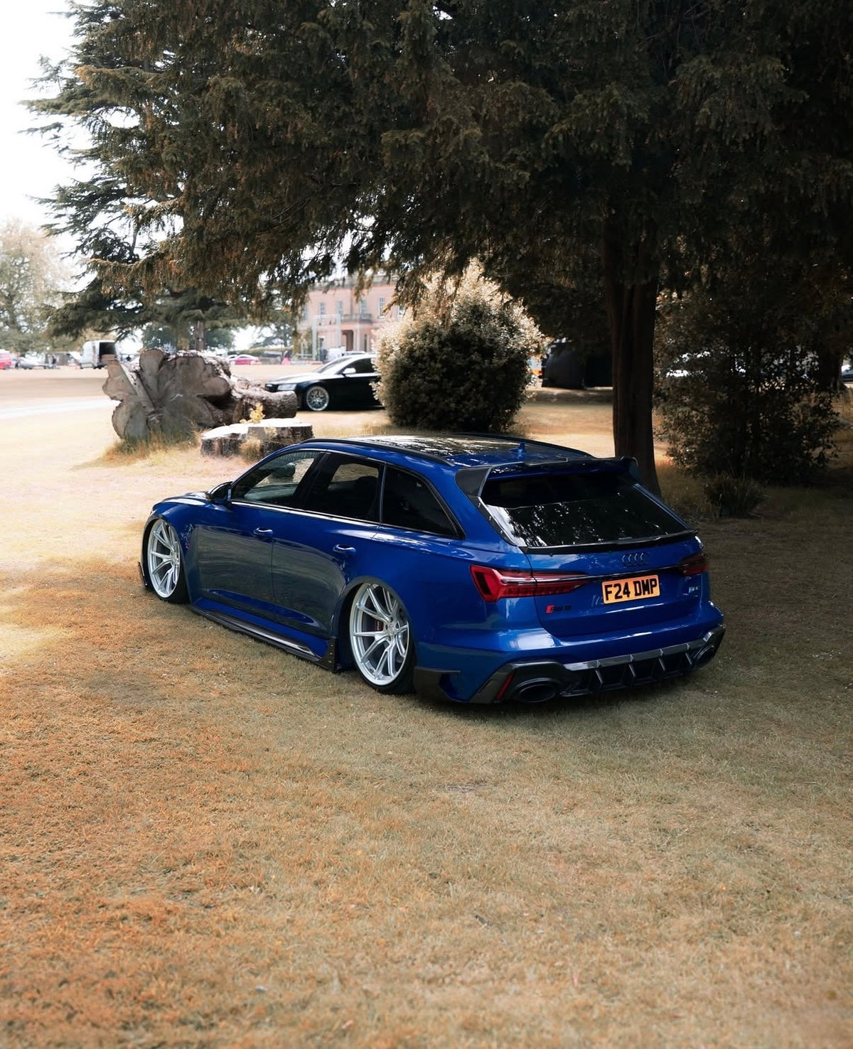 Audi RS6 C8 Avant mit V5 Dry-Carbon Seitenschwellern – seitliche Heckperspektive