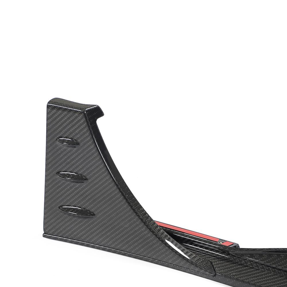 Detailaufnahme des V5 Carbon Seitenschwellers mit markanter Formgebung für Audi RS6 C8