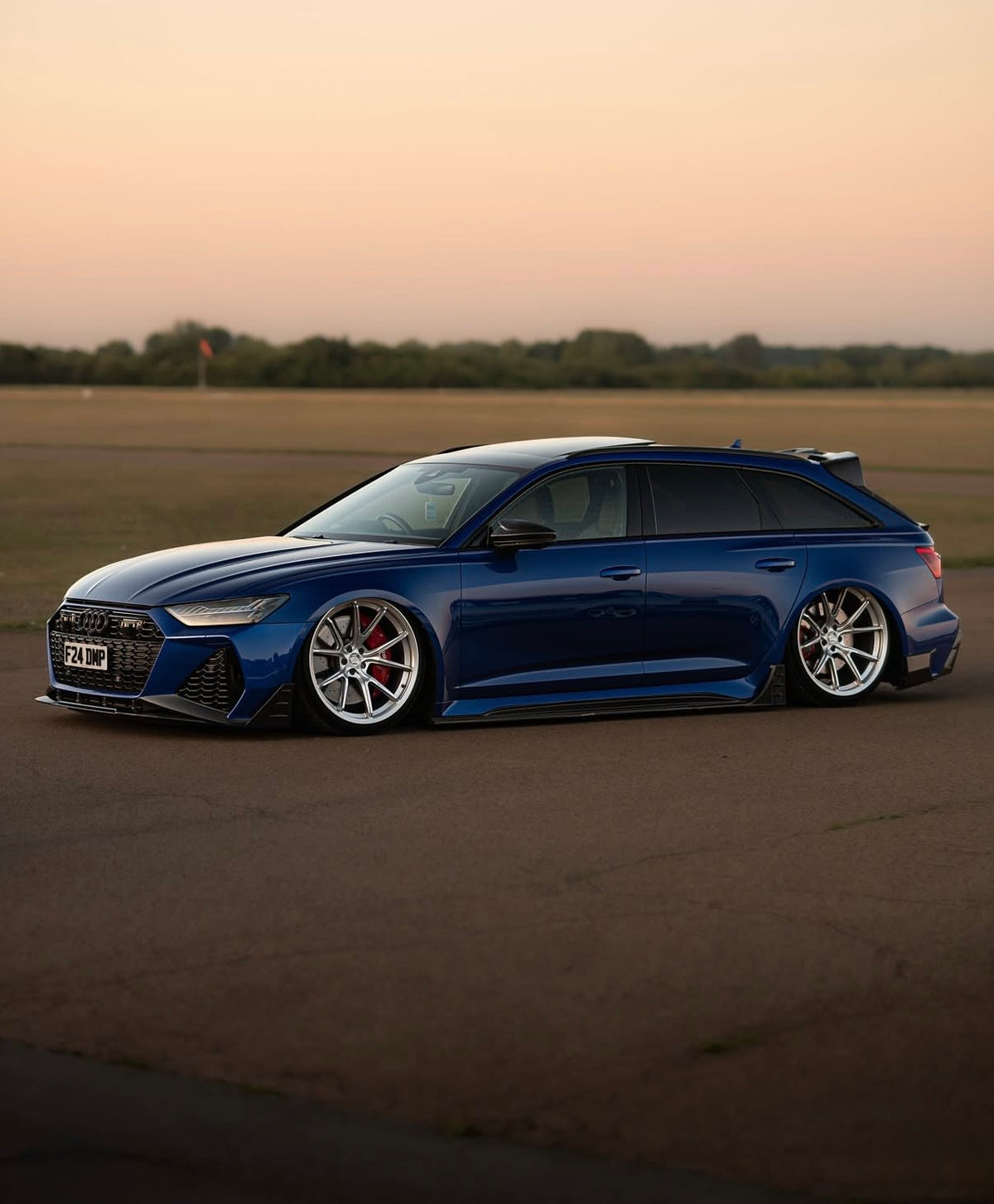 Audi RS6 C8 mit montierten V5 Seitenschwellern aus Carbon im Außenbereich
