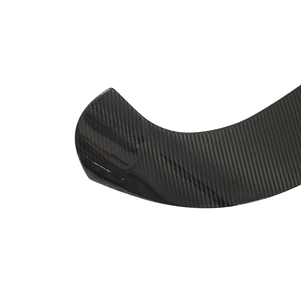 Detailaufnahme des V7 Dry-Carbon Dachspoilers für Audi RS6 C8 mit geschwungenem Seitenabschluss