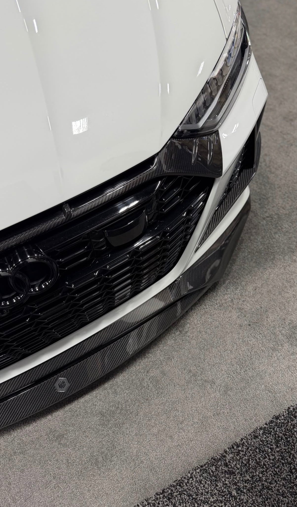 Detailaufnahme der CPG + RV V2 Carbon Frontlippe an der Fahrzeugfront