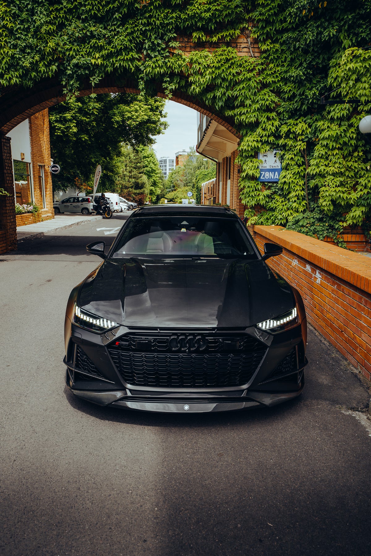 Audi RS mit RV V2 Grillumrandung aus Dry-Carbon in der Frontansicht