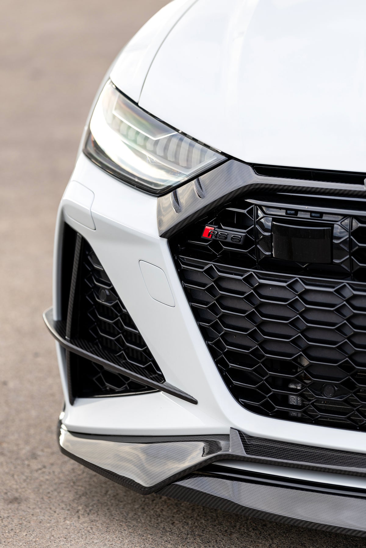 Montierte CPG X RV V2 Grillumrandung an der Front eines weißen Audi RS