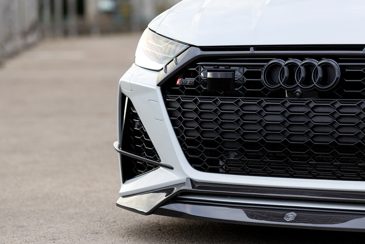 Nahaufnahme der RV V2 Carbon-Grillumrandung an einem schwarzen Audi RS