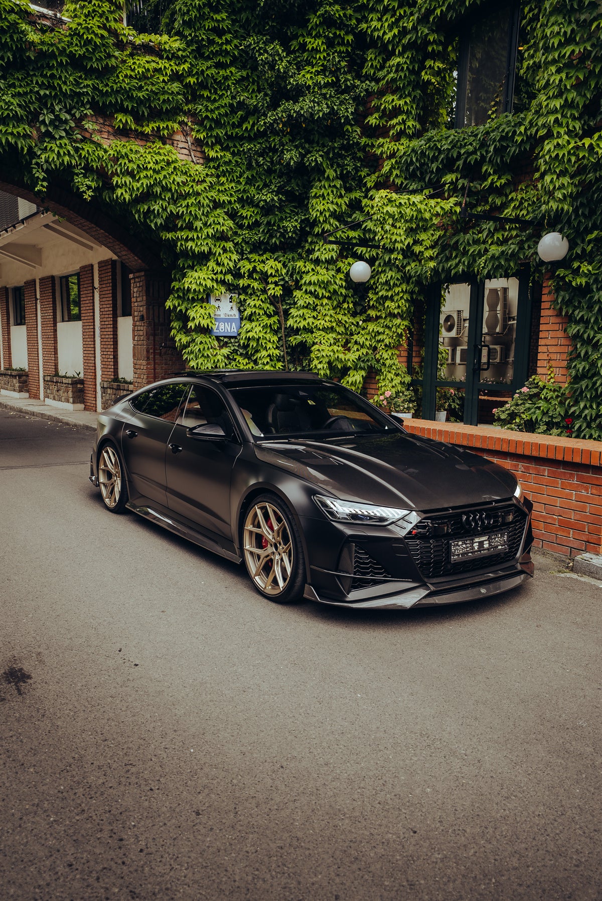 Schwarzer Audi RS mit CPG X RV V2 Carbon-Grillumrandung in der Fahrzeugfront