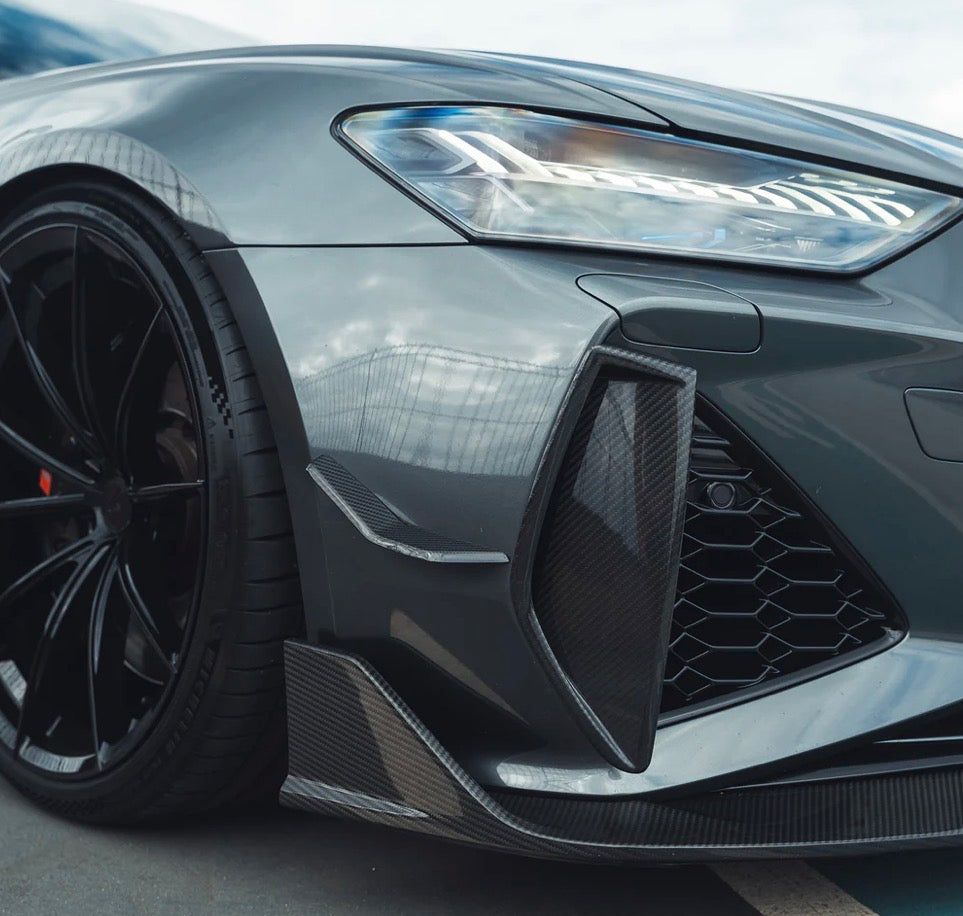V1 Dry-Carbon Canards an der Frontstoßstange des Audi RS6 C8 – montierte Ansicht