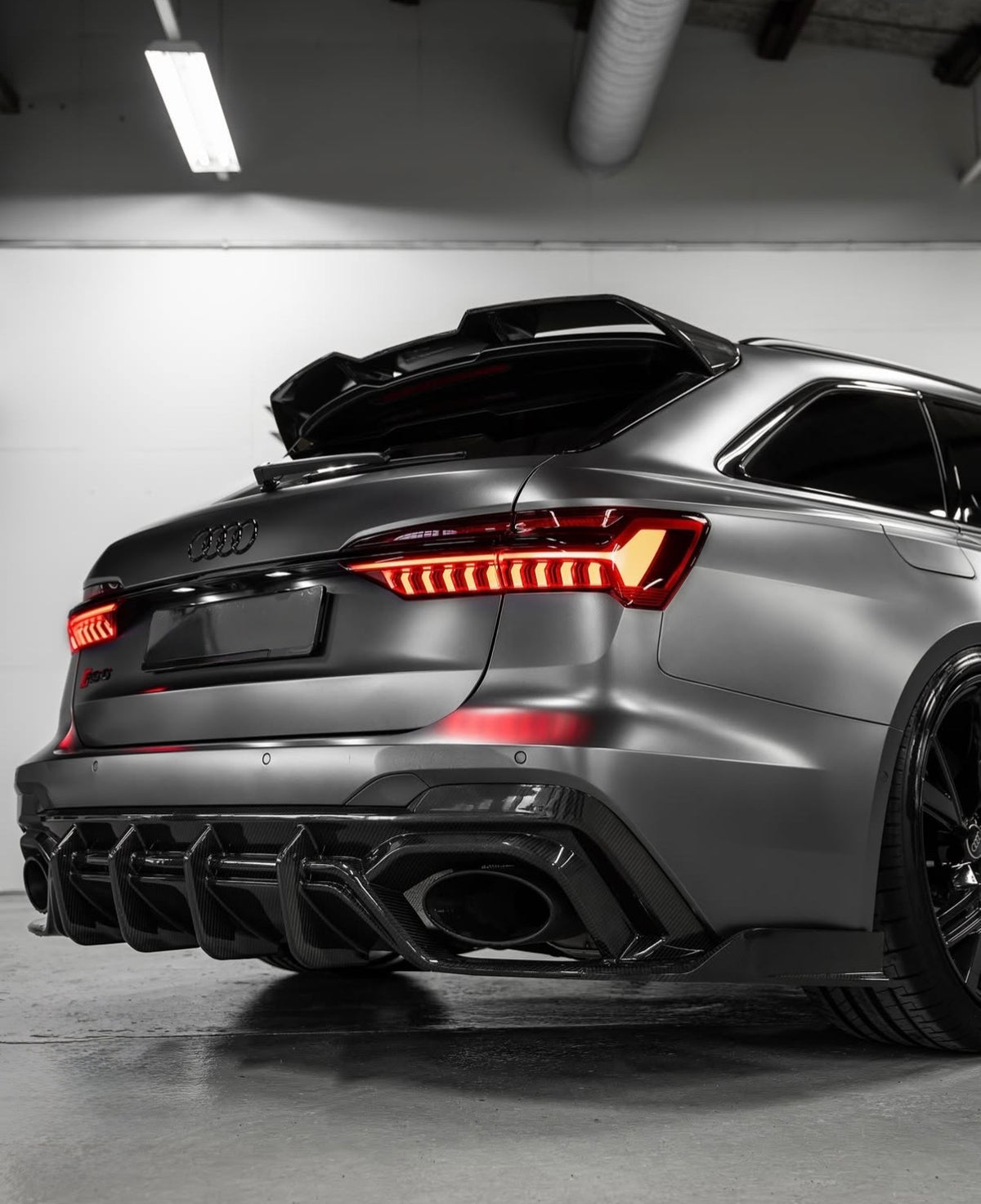 CPG + V1 Heckdiffuser aus Prepreg-Dry-Carbon passend für Audi RS6 C8 und RS7 C8 mit seitlichen Carbon-Elementen
