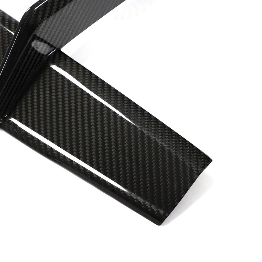 Detailaufnahme der Carbonstruktur eines V5 Stoßstangen-Einsatzes für Audi RS6 RS7 C8