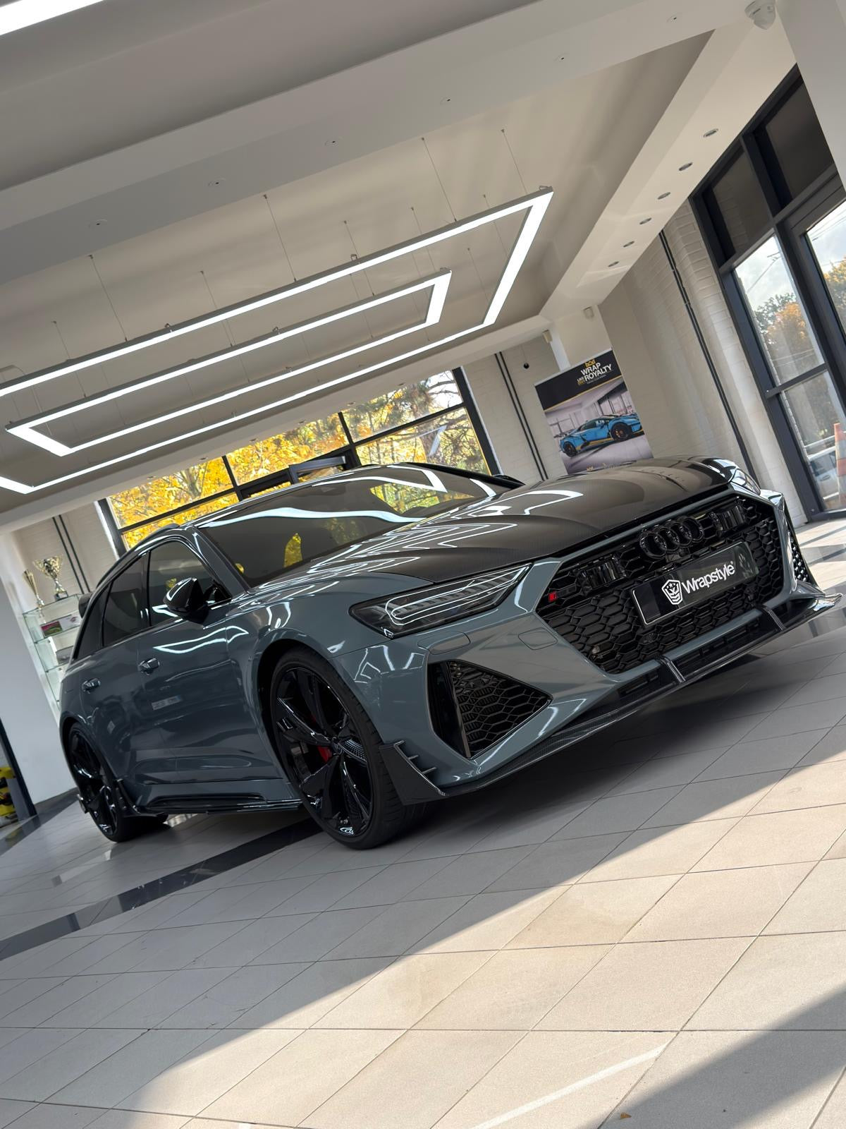 Grauer Audi RS6 C8 mit V5 Carbon Frontlippe und markanter Frontgestaltung