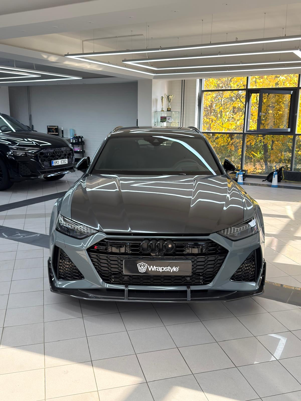 Audi RS6 C8 mit V5 Dry-Carbon Frontlippe – sportliche Fahrzeugfront in der Frontalansicht
