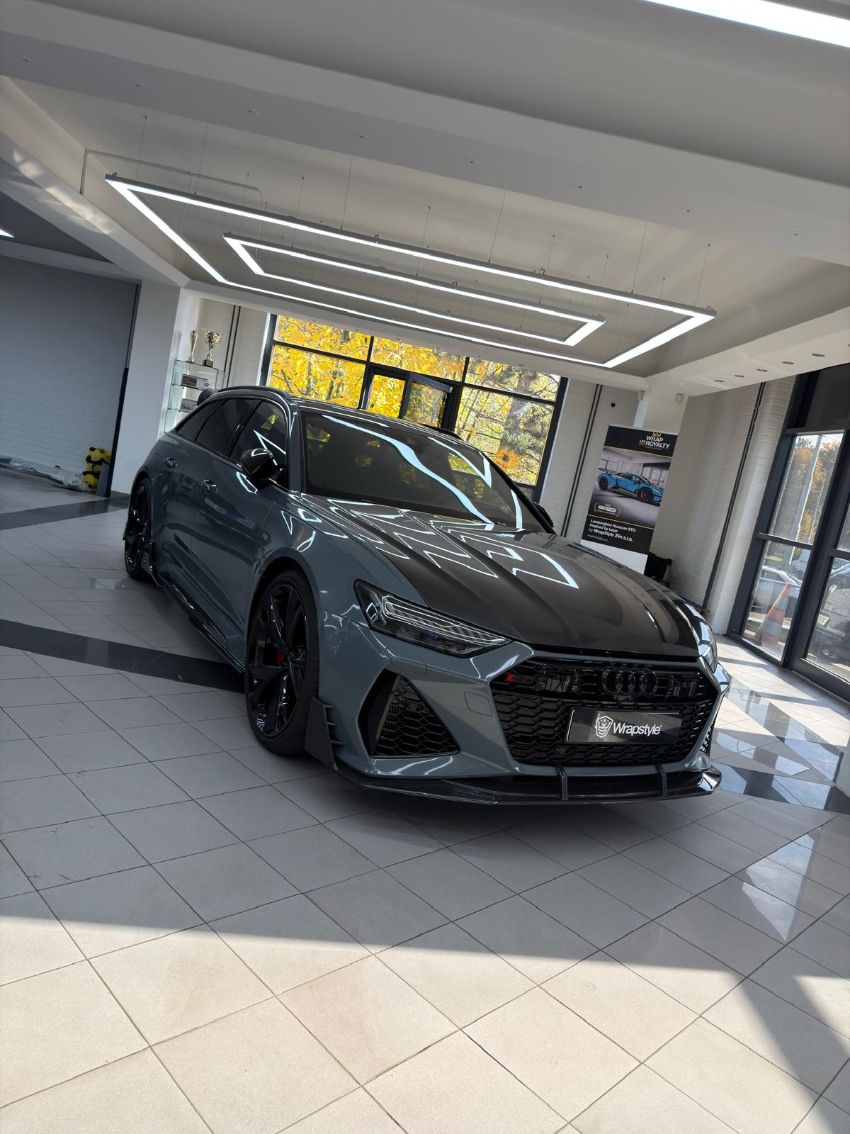 Grauer Audi RS6 C8 mit montierter V5 Carbon Frontlippe aus schräger Frontperspektive
