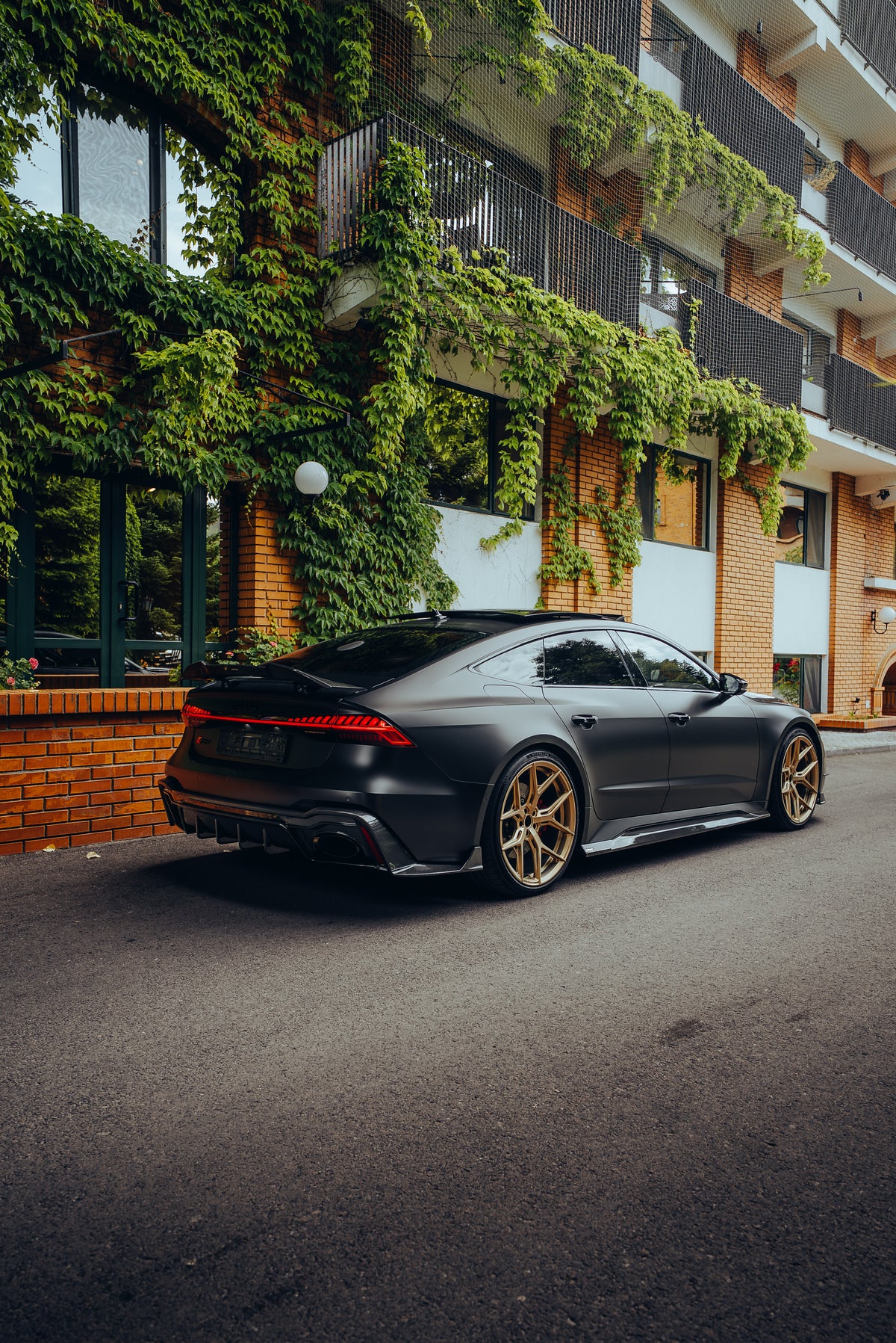 Schwarzer Audi RS7 C8 mit RV V2 Seitenschwellern in sportlicher Seitenansicht