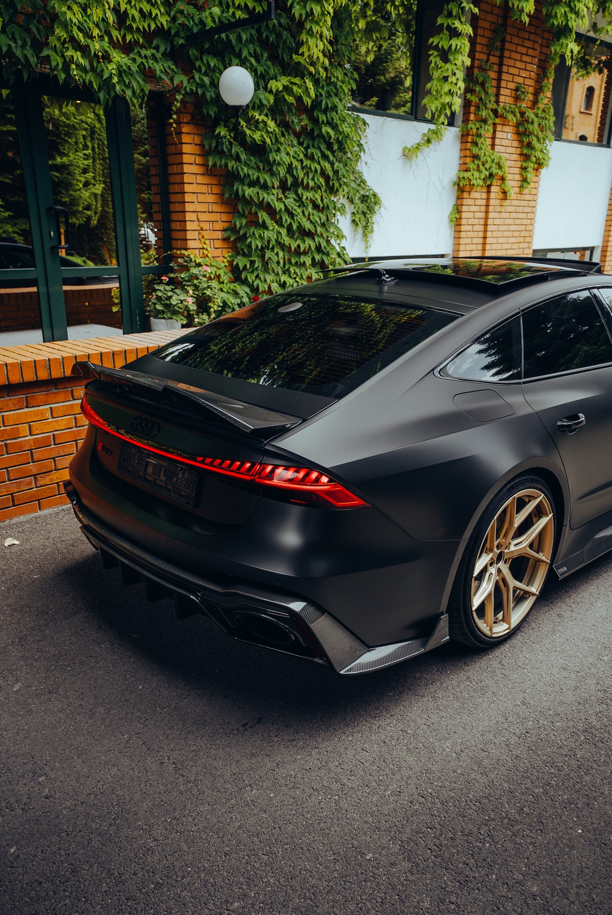 Audi RS7 Sportback C8 mit RV V2 Dry-Carbon Heckspoiler – seitliche Heckansicht