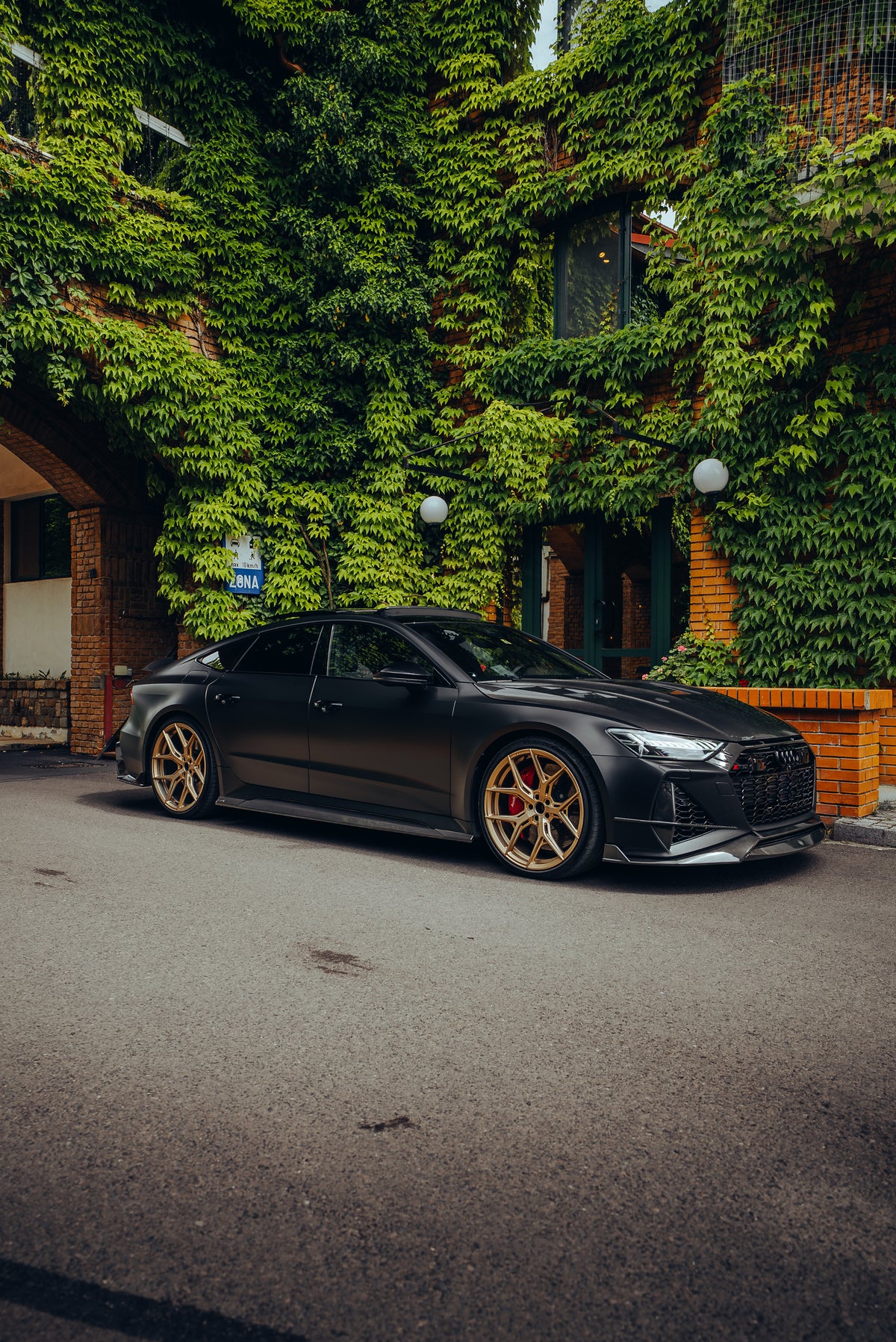 Audi RS7 C8 mit CPG + RV V2 Dry-Carbon Seitenschwellern von der Seite
