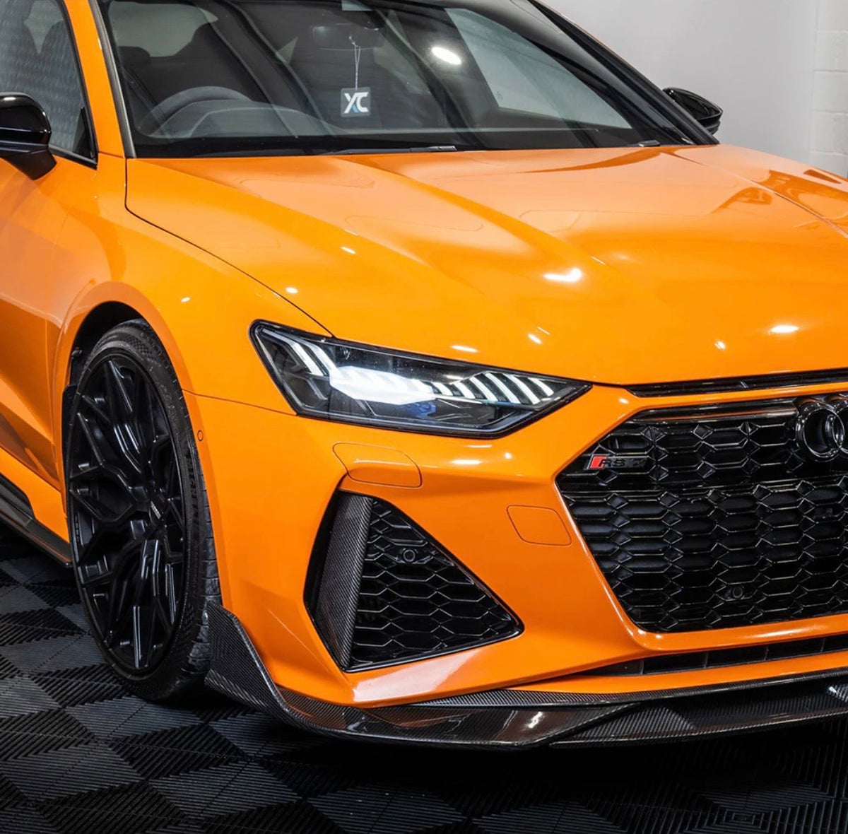 Audi RS7 C8 mit V1 Carbon Frontlippe – Detailaufnahme der Frontstoßstange und Carbon-Elemente