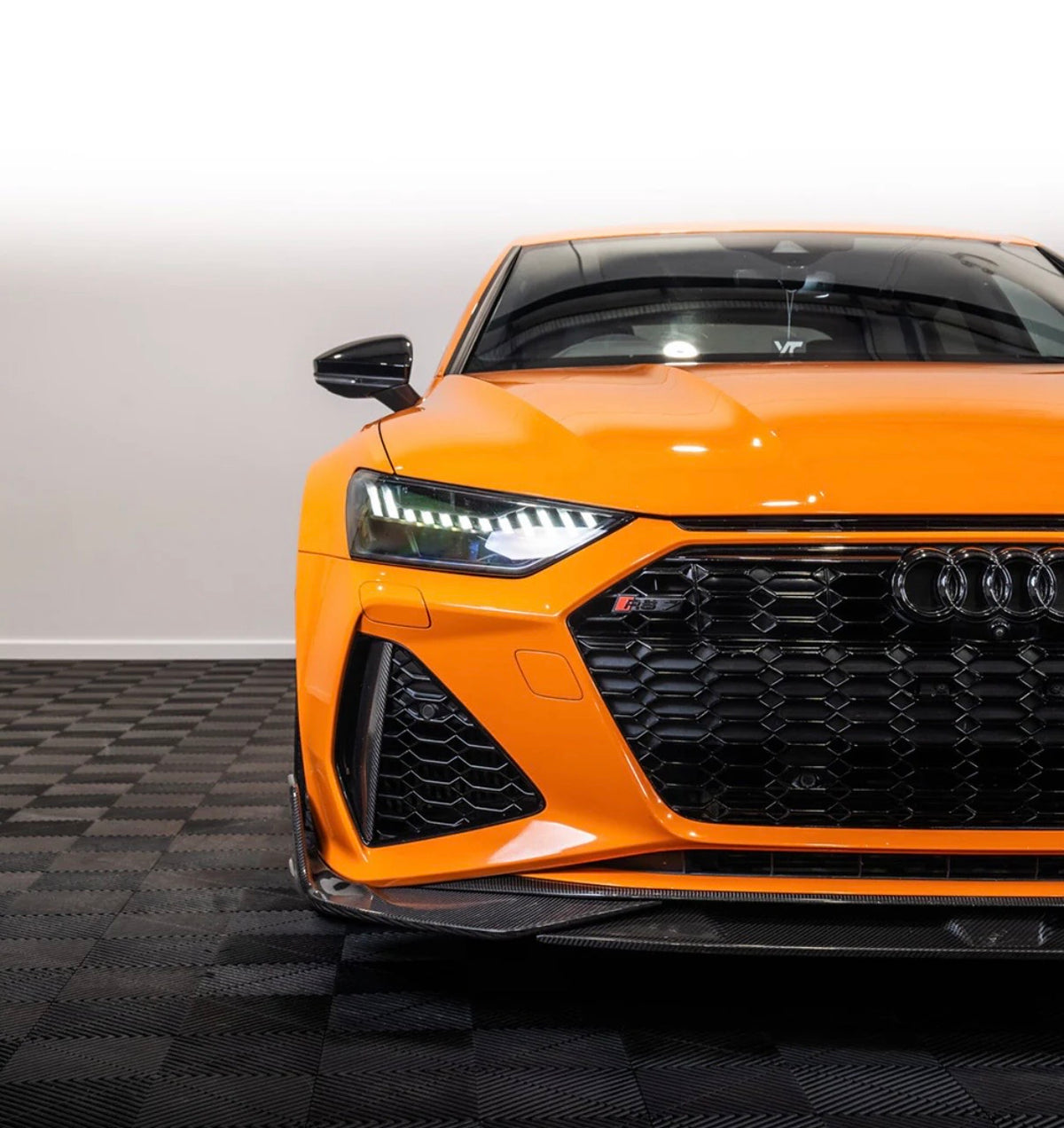 Audi RS7 C8 mit CPG + V1 Carbon Frontspoiler – Frontansicht mit markanter Carbon-Frontlippe
