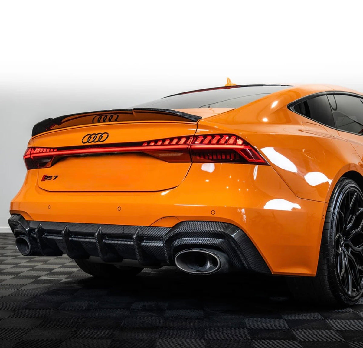 Audi RS7 C8 mit V1 Carbon Heckspoiler und Heckdiffuser – Detailansicht der Heckpartie