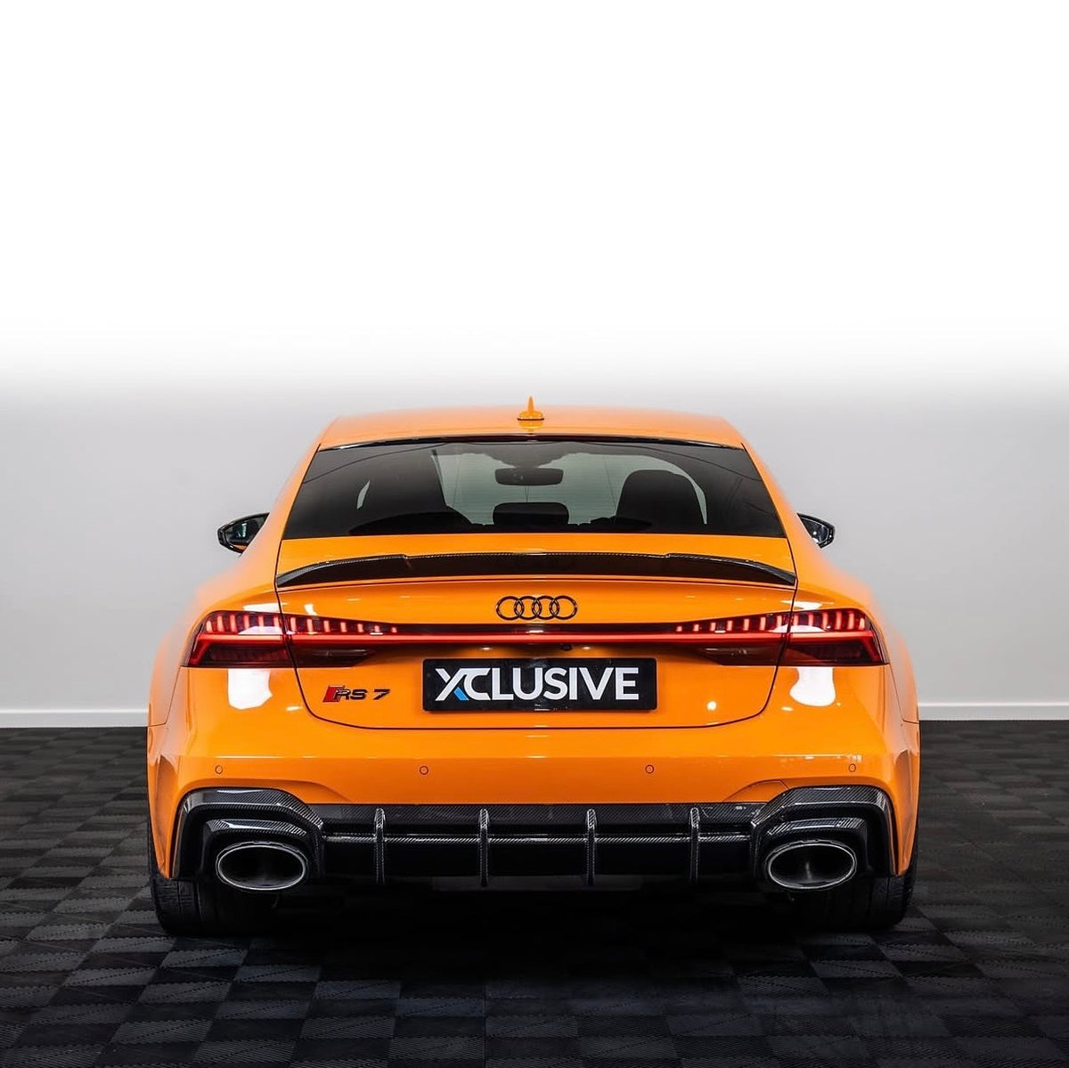 Orangefarbener Audi RS7 Sportback C8 mit montiertem CPG + V1 Dry-Carbon Heckspoiler – Heckansicht