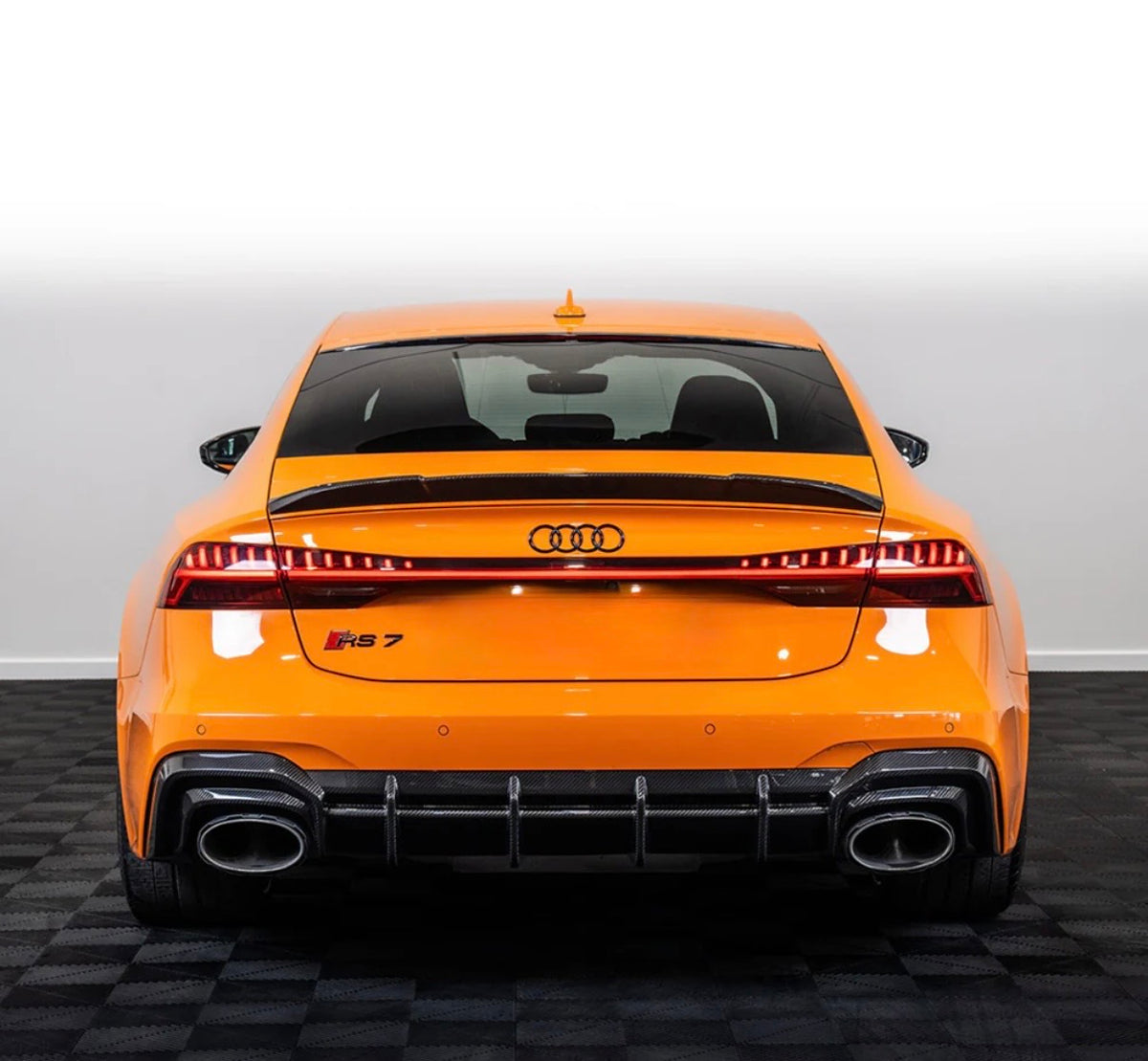 Audi RS7 C8 mit V1 Carbon Heckdiffuser und Heckspoiler – direkte Heckansicht